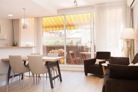 Alojamiento en Barcelona - Salon-comedor y terraza del apartamento de alquiler Sant Pau 2